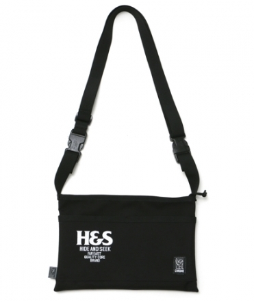 HIDE AND SEEK＜ハイドアンドシーク＞/H&S x Chrome MINI SHOULDER  BAG（Chromeダブルネームショルダーバッグ）/ブラック